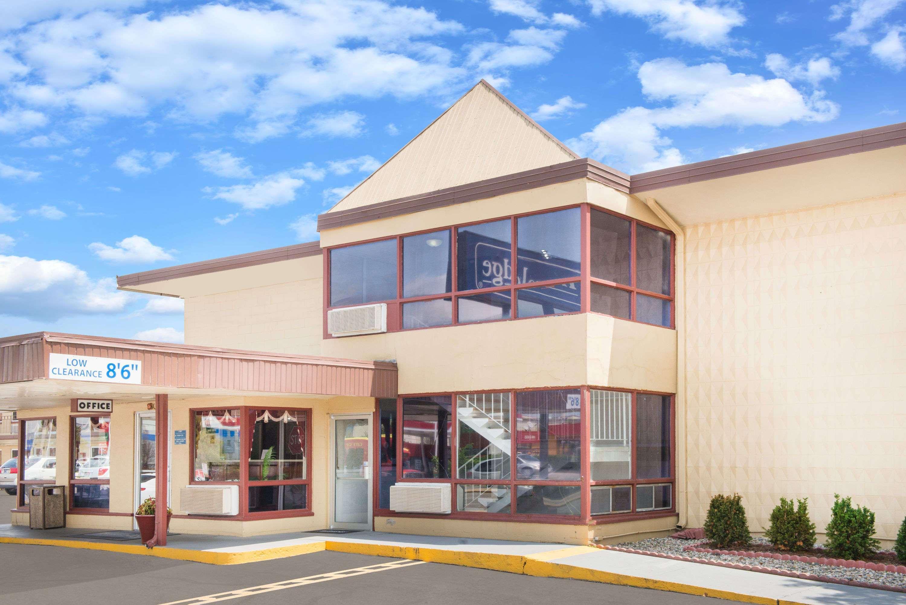 Travelodge By Wyndham Terre Haute Exterior photo
