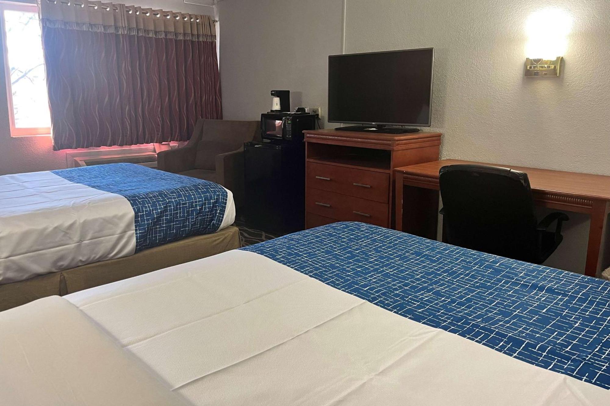 Travelodge By Wyndham Terre Haute Exterior photo
