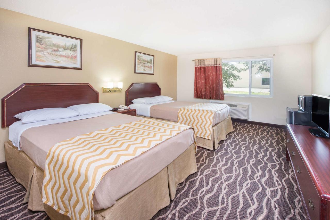 Travelodge By Wyndham Terre Haute Exterior photo